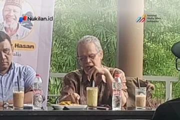 Tokoh pers Aceh, Nurdin Hasan, dalam diskusi publik bertajuk “Refleksi Setahun Bencana Hidrometeorologi Aceh dan Sumatera” yang diselenggarakan Jurnalis Ekonomi Aceh (JEA) bersama Jaringan Survei Inisiatif (JSI) di Kanto Kupi, Banda Aceh, Jumat (16/10/2026). (Foto: Nukilan)