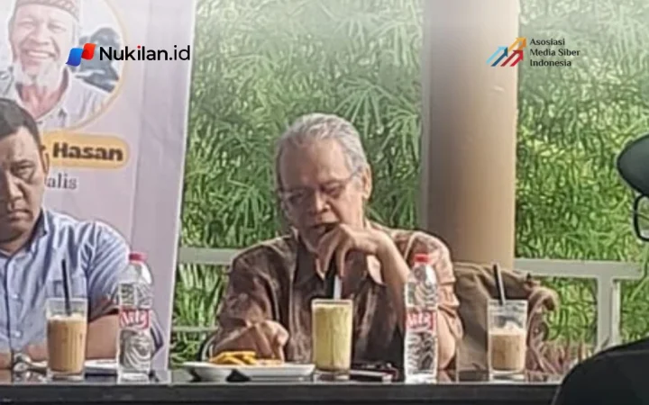 Tokoh pers Aceh, Nurdin Hasan, dalam diskusi publik bertajuk “Refleksi Setahun Bencana Hidrometeorologi Aceh dan Sumatera” yang diselenggarakan Jurnalis Ekonomi Aceh (JEA) bersama Jaringan Survei Inisiatif (JSI) di Kanto Kupi, Banda Aceh, Jumat (16/10/2026). (Foto: Nukilan)