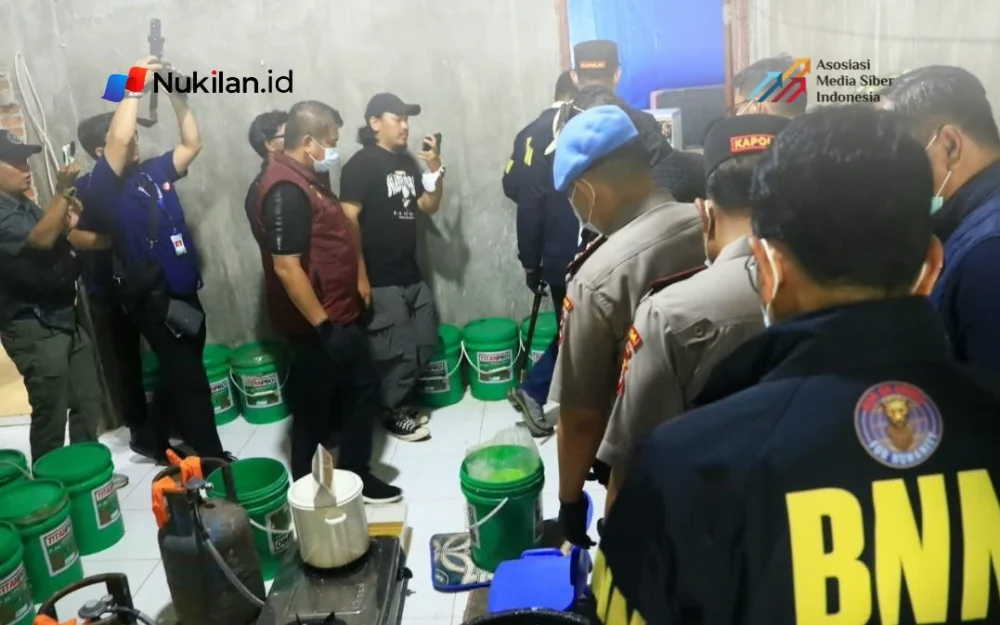 Pemaparan barang bukti berupa 1,2 ton narkotika dari pengungkapan laboratorium sabu di Aceh, Jumat (23/10/2026). (Foto: Polri)