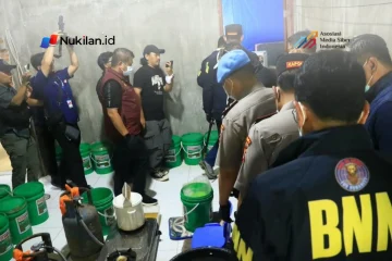 Pemaparan barang bukti berupa 1,2 ton narkotika dari pengungkapan laboratorium sabu di Aceh, Jumat (23/10/2026). (Foto: Polri)