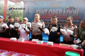Wakil Gubernur Aceh, H. Fadhlullah, S.E., yang akrab disapa Dek Fadh, mendampingi Kapolri Jenderal Polisi Dr. (H.C.) Suyudi Ario Seto, S.I.K., S.H., M.Si., dalam kunjungan kerja ke Gampong Dayah Tanoh, Kecamatan Mutiara Timur, Kabupaten Pidie, Jumat (23/10/2026). (FOTO: HUMAS ACEH)