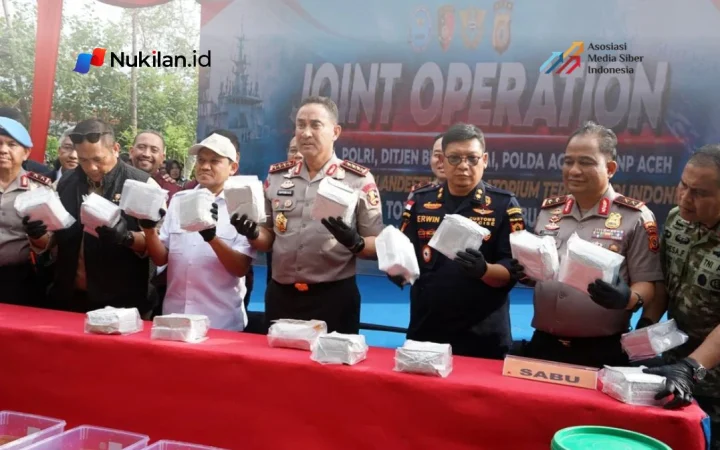 Wakil Gubernur Aceh, H. Fadhlullah, S.E., yang akrab disapa Dek Fadh, mendampingi Kapolri Jenderal Polisi Dr. (H.C.) Suyudi Ario Seto, S.I.K., S.H., M.Si., dalam kunjungan kerja ke Gampong Dayah Tanoh, Kecamatan Mutiara Timur, Kabupaten Pidie, Jumat (23/10/2026). (FOTO: HUMAS ACEH)