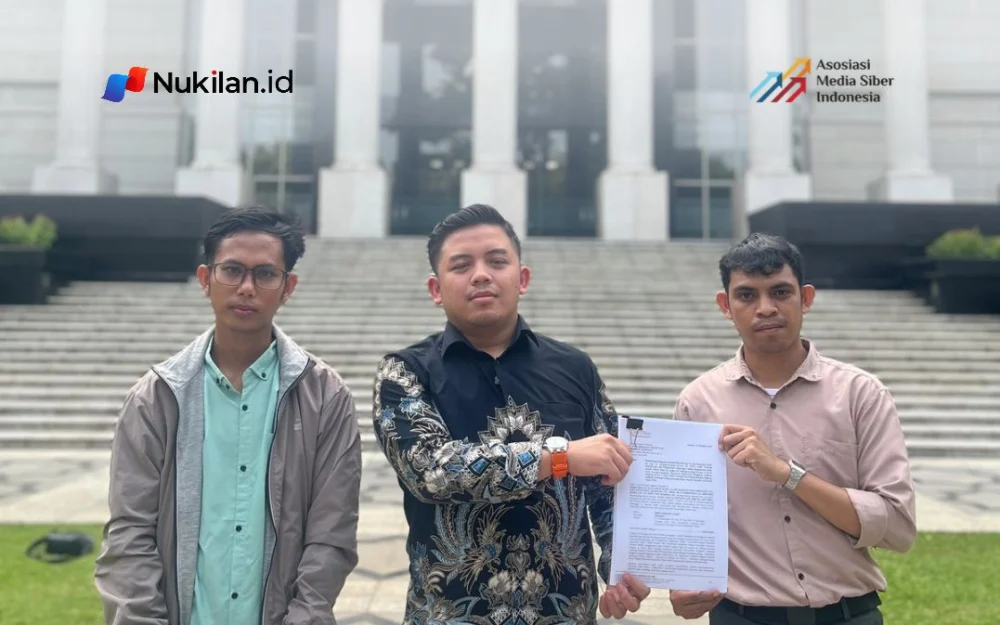 Pemuda dan Ketua Ikatan mahasiswa Kalimantan Utara di depan Gedung Mahkamah Konstitusi. (Foto: For Nukilan)