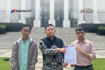 Pemuda dan Ketua Ikatan mahasiswa Kalimantan Utara di depan Gedung Mahkamah Konstitusi. (Foto: For Nukilan)