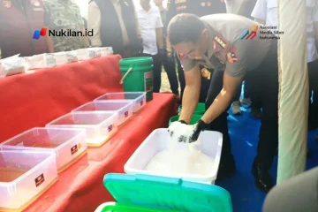 Pemaparan barang bukti berupa 1,2 ton narkotika dari pengungkapan laboratorium sabu di Aceh, Jumat (23/10/2026). (Foto: Polri)