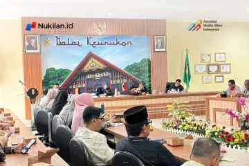 Wali Kota Banda Aceh Illiza Sa’aduddin Djamal memberikan sambutan dan arahan saat membuka Kegiatan Focus Group Discussion (FGD) Review dan Pendalaman Kurikulum serta Modul Banda Aceh Academy di Balai Keurukoen, Minggu (25/10/2026). (Foto: Diskominfotik)
