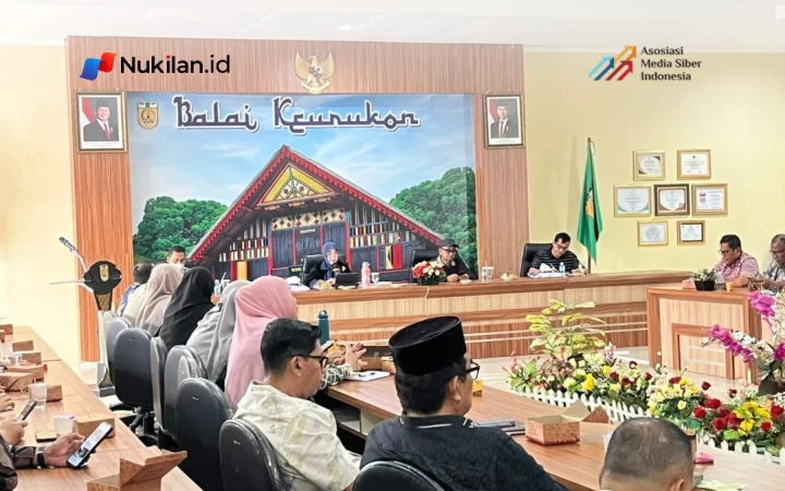 Wali Kota Banda Aceh Illiza Sa’aduddin Djamal memberikan sambutan dan arahan saat membuka Kegiatan Focus Group Discussion (FGD) Review dan Pendalaman Kurikulum serta Modul Banda Aceh Academy di Balai Keurukoen, Minggu (25/10/2026). (Foto: Diskominfotik)