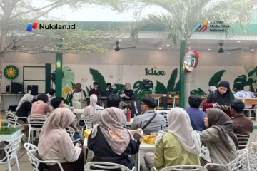 Talkshow radio bertajuk “Realita Gen Z: Terjebak Algoritma dan Doomscrolling, Gimana Keluarnya?” yang digelar melalui kolaborasi Kemendukbangga/BKKBN Aceh dan RRI Banda Aceh di Klise Cafe, Sabtu (24/10/2026). (Foto: For Nukilan)