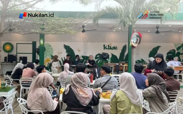 Talkshow radio bertajuk “Realita Gen Z: Terjebak Algoritma dan Doomscrolling, Gimana Keluarnya?” yang digelar melalui kolaborasi Kemendukbangga/BKKBN Aceh dan RRI Banda Aceh di Klise Cafe, Sabtu (24/10/2026). (Foto: For Nukilan)