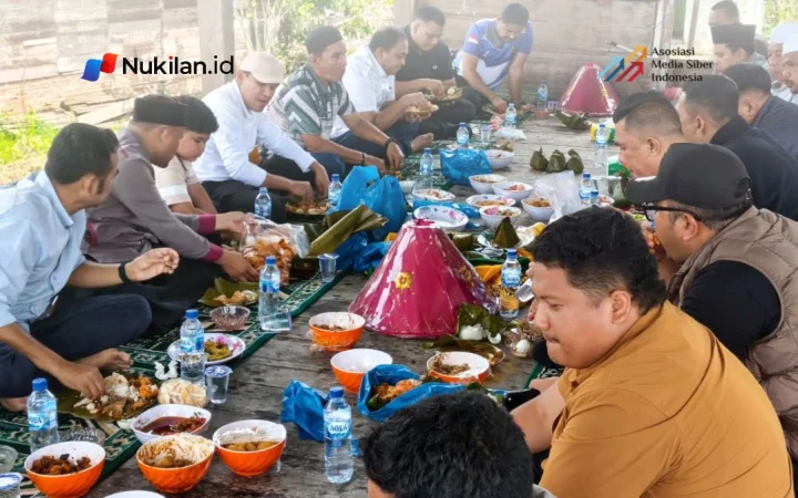 Wakil Gubernur Aceh, H. Fadhlullah, S.E. atau Dek Fadh, menghadiri kegiatan Maulid Nabi Muhammad SAW yang berlangsung di Meunasah Kemuneng, Desa Kayee Jatoe, Kecamatan Glumpang Tiga, Kabupaten Pidie, Minggu (25/10/2026). (Foto: For Nukilan)