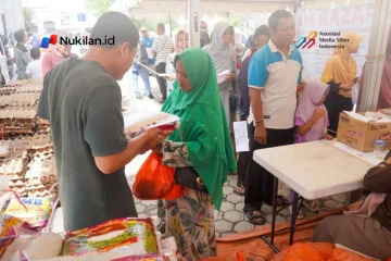 Antusias warga kecamatan Lueng Bata Kota Banda Aceh pada pelaksanaan Pasar Murah yang dilaksanakan oleh Pemko Banda Aceh. Mesjid Jamik Lueng Bata. Minggu, 25 Oktober 2026. (Foto: Ratno Sugito)