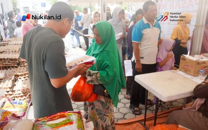 Antusias warga kecamatan Lueng Bata Kota Banda Aceh pada pelaksanaan Pasar Murah yang dilaksanakan oleh Pemko Banda Aceh. Mesjid Jamik Lueng Bata. Minggu, 25 Oktober 2026. (Foto: Ratno Sugito)