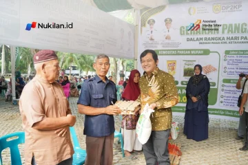 Plh Kepala Perwakilan BI Aceh, Hertha Bastiawan menyerahkan paket sembako bersubsidi di Taman Bustanussalatin, Banda Aceh. (Foto: For Nukilan)