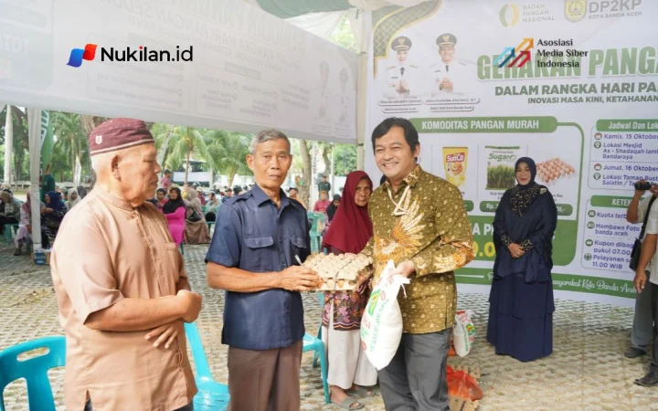 Plh Kepala Perwakilan BI Aceh, Hertha Bastiawan menyerahkan paket sembako bersubsidi di Taman Bustanussalatin, Banda Aceh. (Foto: For Nukilan)