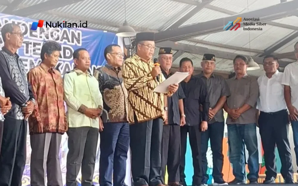 Ketua Umum Komite Percepatan Pemekaran Provinsi Aceh Barat Selatan (KP3 ABAS), H Kamaruddin menandatangani naskah deklarasi pembentukan Daerah Otonom Baru (DOB) Provinsi Aceh Barat Selatan (ABAS) di sebuah kafe di kawasan Desa Seuneubok, Meulaboh, Kabupaten Aceh Barat, Sabtu (24/10/2026). (Foto: For Nukilan)