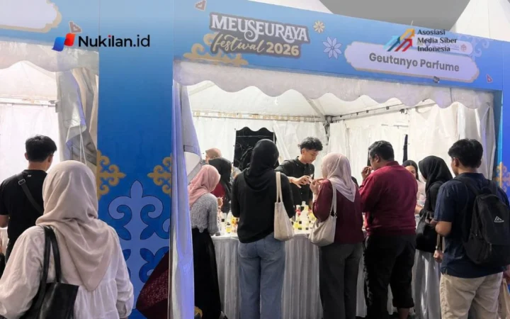 Pengunjung memadati stan Geutanyoe Parfum di kegiatan Meuseuraya Festival 2026. (Foto: Nukilan/Rezi)