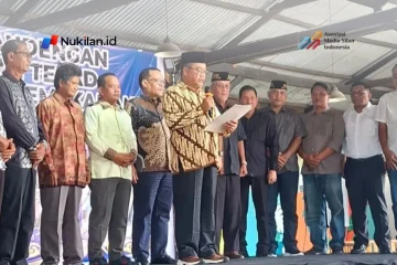 Ketua Umum Komite Percepatan Pemekaran Provinsi Aceh Barat Selatan (KP3 ABAS), H Kamaruddin menandatangani naskah deklarasi pembentukan Daerah Otonom Baru (DOB) Provinsi Aceh Barat Selatan (ABAS) di sebuah kafe di kawasan Desa Seuneubok, Meulaboh, Kabupaten Aceh Barat, Sabtu (24/10/2026). (Foto: For Nukilan)