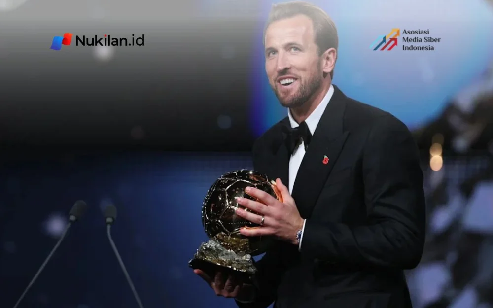 Penyerang Bayern Munchen, Harry Kane, dinobatkan sebagai pemenang Ballon d’Or 2026 dalam acara penghargaan yang berlangsung di London Palladium Theatre, London, Inggris, Senin (26/10/2026) malam waktu setempat atau Selasa (27/10) dini hari WIB. (Foto: Yahoo Sport)