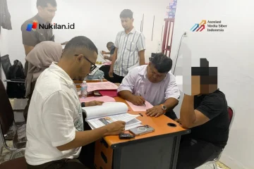 Proses serah terima tersangka Kasus Dugaan Penyelewengan Solar Subsidi di Kejaksaan Negeri Banda Aceh, pada Rabu 28 Oktober 2026. (Foto: Dok Kejari BNA)
