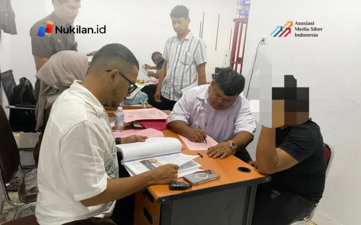 Proses serah terima tersangka Kasus Dugaan Penyelewengan Solar Subsidi di Kejaksaan Negeri Banda Aceh, pada Rabu 28 Oktober 2026. (Foto: Dok Kejari BNA)