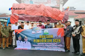 Wakil Gubernur Aceh, H. Fadhlullah, S.E., atau yang akrab disapa Dek Fadh, menyerahkan bantuan buffer stock penanggulangan bencana dari Pemerintah Aceh kepada Kabupaten Bener Meriah dan Kabupaten Aceh Tengah, Senin (26/10/2026). (Foto: For Nukilan)