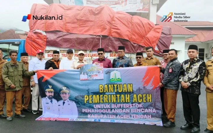 Wakil Gubernur Aceh, H. Fadhlullah, S.E., atau yang akrab disapa Dek Fadh, menyerahkan bantuan buffer stock penanggulangan bencana dari Pemerintah Aceh kepada Kabupaten Bener Meriah dan Kabupaten Aceh Tengah, Senin (26/10/2026). (Foto: For Nukilan)