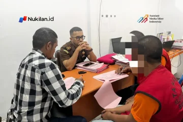 Penyerahan dua tersangka dan barang bukti dalam perkara dugaan tindak pidana minyak dan gas bumi. (Foto: Dok. Kejari BNA)