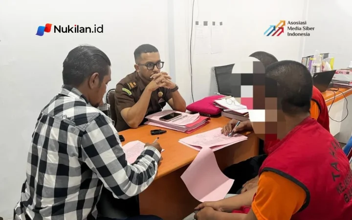 Penyerahan dua tersangka dan barang bukti dalam perkara dugaan tindak pidana minyak dan gas bumi. (Foto: Dok. Kejari BNA)