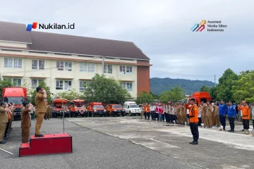 Penjabat (Pj) Sekretaris Daerah Aceh, Taufik, memimpin apel kesiapsiagaan pengurangan risiko bencana dan gelar peralatan di halaman gudang Badan Penanggulangan Bencana Aceh (BPBA), Senin (26/10/2026). (Foto: For Nukilan)