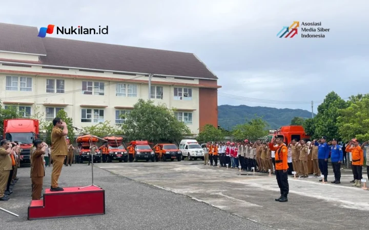 Penjabat (Pj) Sekretaris Daerah Aceh, Taufik, memimpin apel kesiapsiagaan pengurangan risiko bencana dan gelar peralatan di halaman gudang Badan Penanggulangan Bencana Aceh (BPBA), Senin (26/10/2026). (Foto: For Nukilan)