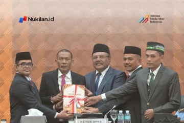 Penjabat Sekretaris Daerah Aceh, Taufik, mewakili Gubernur Aceh Muzakir Manaf menyampaikan Nota Keuangan dan Rancangan Qanun Aceh tentang Anggaran Pendapatan dan Belanja Aceh (APBA) Tahun Anggaran 2027 dalam Rapat Paripurna DPRA, Senin (26/10/2026). (Foto: For Nukilan)