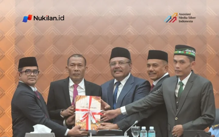 Penjabat Sekretaris Daerah Aceh, Taufik, mewakili Gubernur Aceh Muzakir Manaf menyampaikan Nota Keuangan dan Rancangan Qanun Aceh tentang Anggaran Pendapatan dan Belanja Aceh (APBA) Tahun Anggaran 2027 dalam Rapat Paripurna DPRA, Senin (26/10/2026). (Foto: For Nukilan)