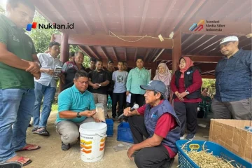 Prof Mohammad Anam Al Arif memandu peternak membuat wafer pakan komplet di Gampong Lubok Sukon, Minggu (11/10/2026) (Foto: Istimewa)