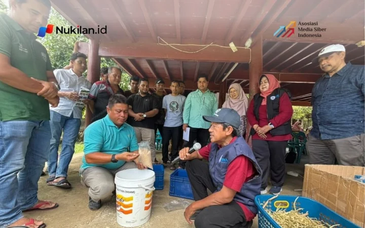 Prof Mohammad Anam Al Arif memandu peternak membuat wafer pakan komplet di Gampong Lubok Sukon, Minggu (11/10/2026) (Foto: Istimewa)