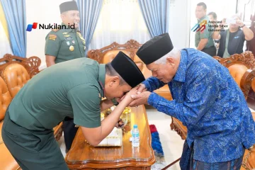 Abu Manan saat menerima kunjungan Komandan Korem (Danrem) 011/Lilawangsa, Kolonel Inf Teuku Mustafa Kamal, bersama Komandan Kodim (Dandim) 0103/Aceh Utara, Letkol Inf Faisal di kediamannya, Gampong Alue, Kecamatan Tanah Luas, Kabupaten Aceh Utara, Selasa (27/10/2026). (Foto: For Nukilan)