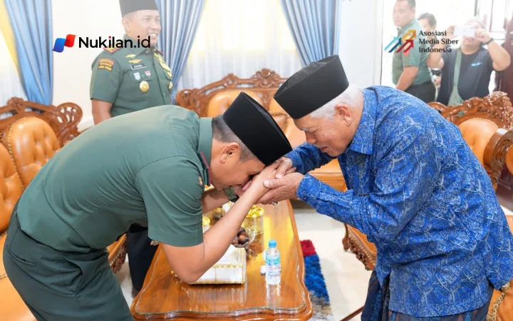 Abu Manan saat menerima kunjungan Komandan Korem (Danrem) 011/Lilawangsa, Kolonel Inf Teuku Mustafa Kamal, bersama Komandan Kodim (Dandim) 0103/Aceh Utara, Letkol Inf Faisal di kediamannya, Gampong Alue, Kecamatan Tanah Luas, Kabupaten Aceh Utara, Selasa (27/10/2026). (Foto: For Nukilan)