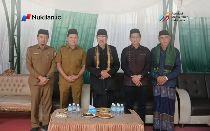 Wakil Gubernur Aceh, Fadhlullah atau yang akrab disapa Dek Fadh, menghadiri peringatan Maulid Nabi Muhammad SAW di Dayah Terpadu Inshafuddin, Lambaro Skep, Banda Aceh, Senin (12/10/2026). (Foto: For Nukilan)