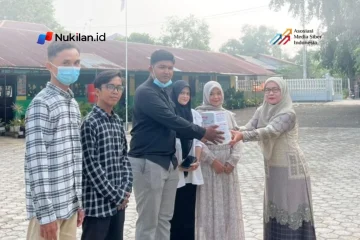 Mahasiswa PPL MIN 22 Aceh Besar Bagikan Masker untuk Lindungi Siswa dari Kabut Asap. (Foto: For Nukilan)