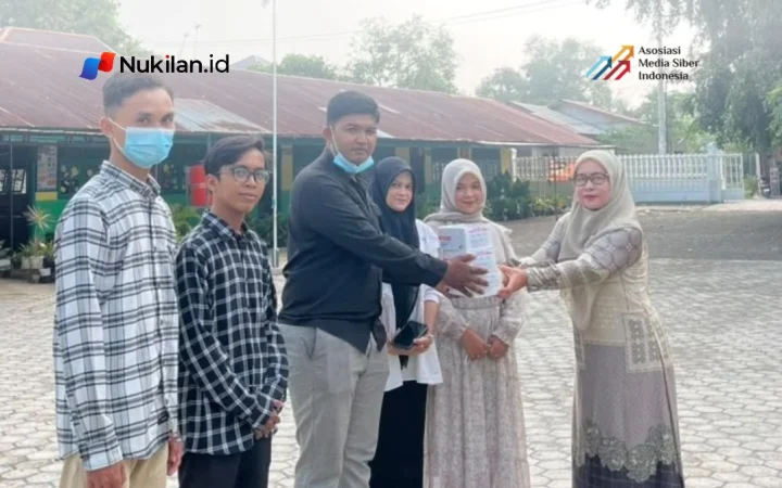 Mahasiswa PPL MIN 22 Aceh Besar Bagikan Masker untuk Lindungi Siswa dari Kabut Asap. (Foto: For Nukilan)