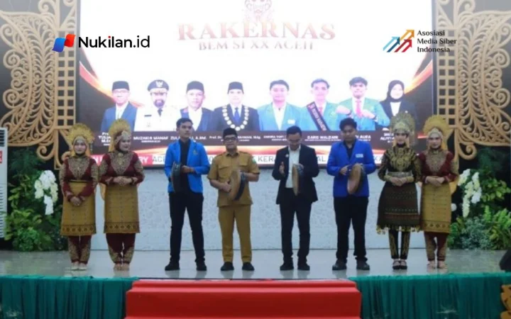 Penjabat Sekretaris Daerah (Pj Sekda) Aceh, Taufik, ST, M.Si., mewakili Gubernur Aceh Muzakir Manaf (Mualem) dalam pembukaan Rapat Kerja Nasional (Rakernas) XX Badan Eksekutif Mahasiswa Seluruh Indonesia (BEM SI) Tahun 2026, Senin (19/10/2026). (FOTO: FOR NUKILAN)