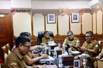 Wakil Gubernur Aceh, Fadhlullah atau yang akrab disapa Dek Fadh,  saat memberikan arahan dalam rapat pemutakhiran Rencana Induk (Renduk) kebutuhan rumah pascabencana di Aceh secara virtual dari Kantor Gubernur Aceh, Selasa (20/10/2026). (FOTO: FOR NUKILAN)