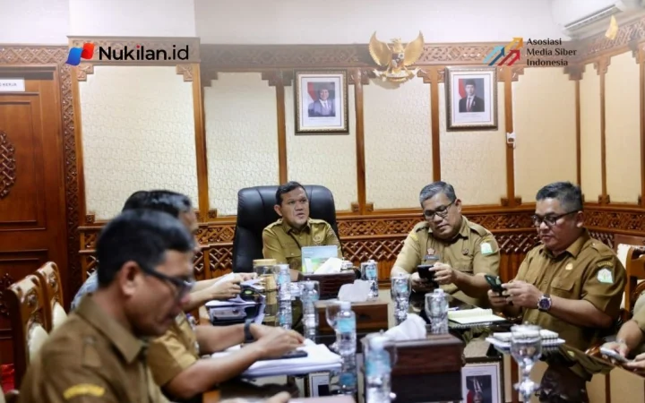 Wakil Gubernur Aceh, Fadhlullah atau yang akrab disapa Dek Fadh, saat memberikan arahan dalam rapat pemutakhiran Rencana Induk (Renduk) kebutuhan rumah pascabencana di Aceh secara virtual dari Kantor Gubernur Aceh, Selasa (20/10/2026). (FOTO: FOR NUKILAN)