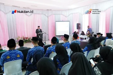 Bupati Aceh Tamiang, Irjen Pol. (Purn.) Drs. Armia Pahmi, MH, saat melantik lima kepala sekolah di Aula Dinas Pendidikan dan Kebudayaan (Disdikbud) Aceh Tamiang, Rabu (28/10/2026). (Foto: For Nukilan)