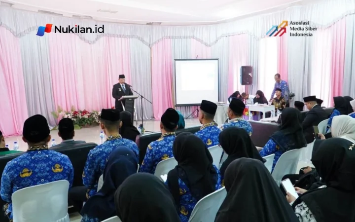Bupati Aceh Tamiang, Irjen Pol. (Purn.) Drs. Armia Pahmi, MH, saat melantik lima kepala sekolah di Aula Dinas Pendidikan dan Kebudayaan (Disdikbud) Aceh Tamiang, Rabu (28/10/2026). (Foto: For Nukilan)