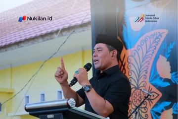 Bupati Aceh Besar H. Muharram Idris menyampaikan sambutan saat membuka Festival Piasan Aceh Rayeuk 2026 di halaman Kantor Camat Peukan Bada, Senin (12/10/2026). (Foto: MC ACEH BESAR)