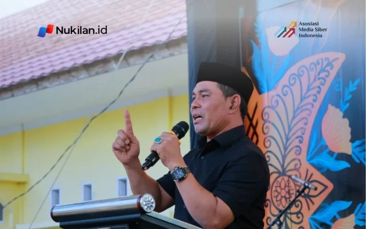 Bupati Aceh Besar H. Muharram Idris menyampaikan sambutan saat membuka Festival Piasan Aceh Rayeuk 2026 di halaman Kantor Camat Peukan Bada, Senin (12/10/2026). (Foto: MC ACEH BESAR)