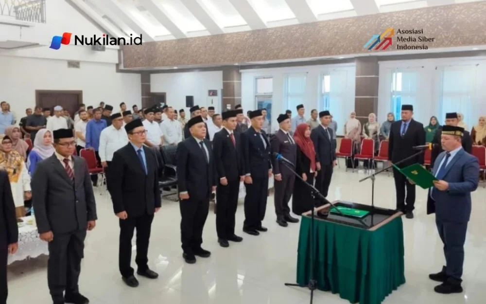 Bupati Aceh Utara, H. Ismail A. Jalil atau yang akrab disapa Ayahwa, melantik dan mengambil sumpah jabatan 10 Pejabat Pimpinan Tinggi Pratama (Eselon II) di lingkungan Pemerintah Kabupaten Aceh Utara, Jumat (30/10/2026). (Foto: Humas Aceh Utara)