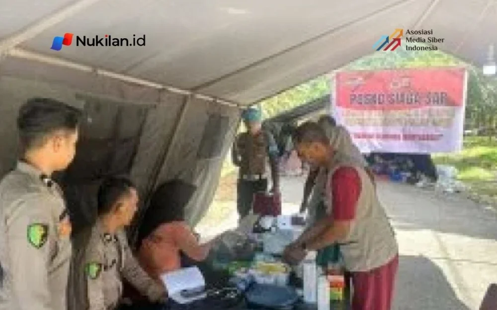 Tim Kedokteran dan Kesehatan (Dokkes) Polres Aceh Selatan memberikan pelayanan kesehatan kepada masyarakat yang mengungsi di Posko Pengungsian Mako Kompi 3 Batalyon C Pelopor Satuan Brimob Polda Aceh, Jumat (30/10/2026). (Foto: Dok. Polres Aceh Selatan)
