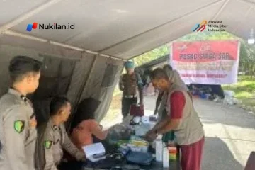 Tim Kedokteran dan Kesehatan (Dokkes) Polres Aceh Selatan memberikan pelayanan kesehatan kepada masyarakat yang mengungsi di Posko Pengungsian Mako Kompi 3 Batalyon C Pelopor Satuan Brimob Polda Aceh, Jumat (30/10/2026). (Foto: Dok. Polres Aceh Selatan)