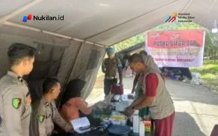 Tim Kedokteran dan Kesehatan (Dokkes) Polres Aceh Selatan memberikan pelayanan kesehatan kepada masyarakat yang mengungsi di Posko Pengungsian Mako Kompi 3 Batalyon C Pelopor Satuan Brimob Polda Aceh, Jumat (30/10/2026). (Foto: Dok. Polres Aceh Selatan)